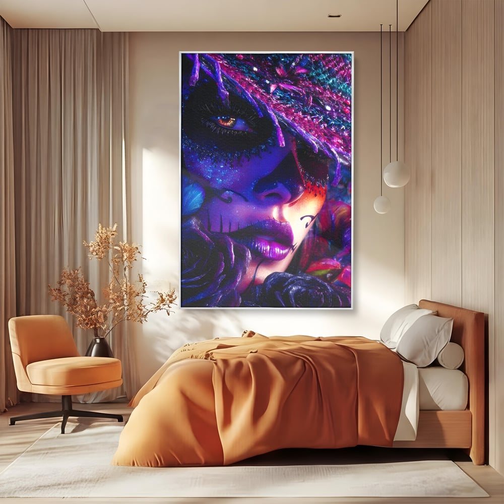 Tablou canvas cu tablou canvas cu portret feminin mov, in rama de aluminiu argintiu, pe perete intr-un dormitor